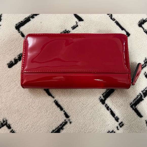 Red Leather Guess Los Angeles Full Zip Around Wallet - Picture 2 of 4